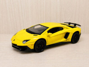 Lamborghini Aventador Die Cast Model Car (1:32 Scale)