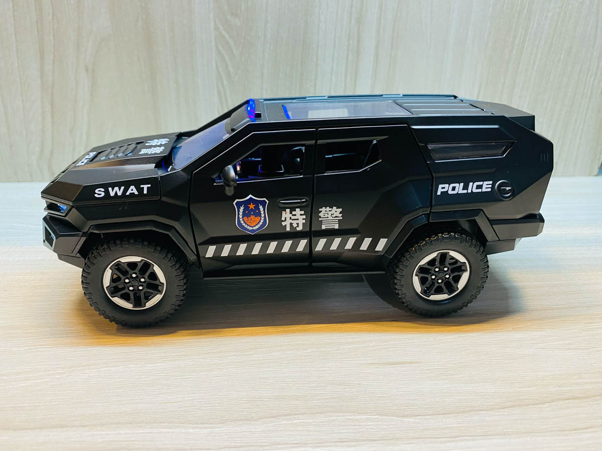SWAT Armored Police Die-Cast Model (1:24 Scale) - Image 2