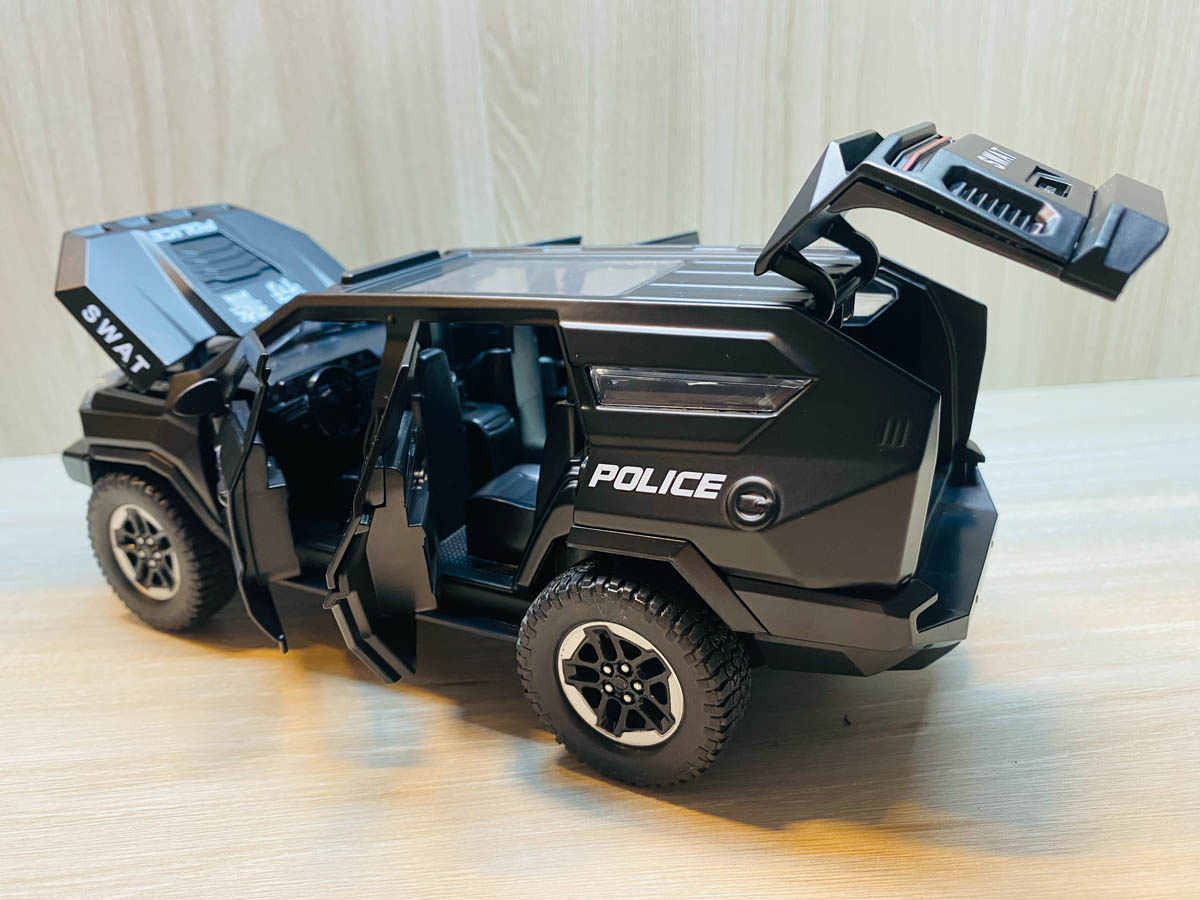 SWAT Armored Police Die-Cast Model (1:24 Scale) - Image 3
